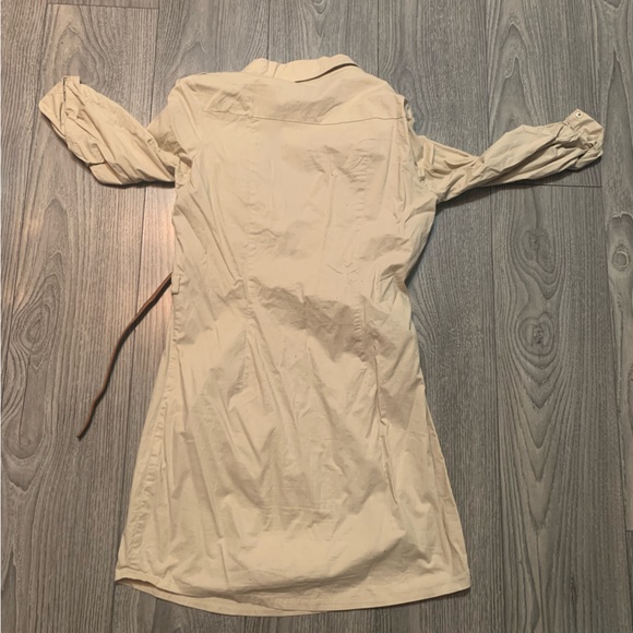 Beige dress with belt - Picture 2 of 5